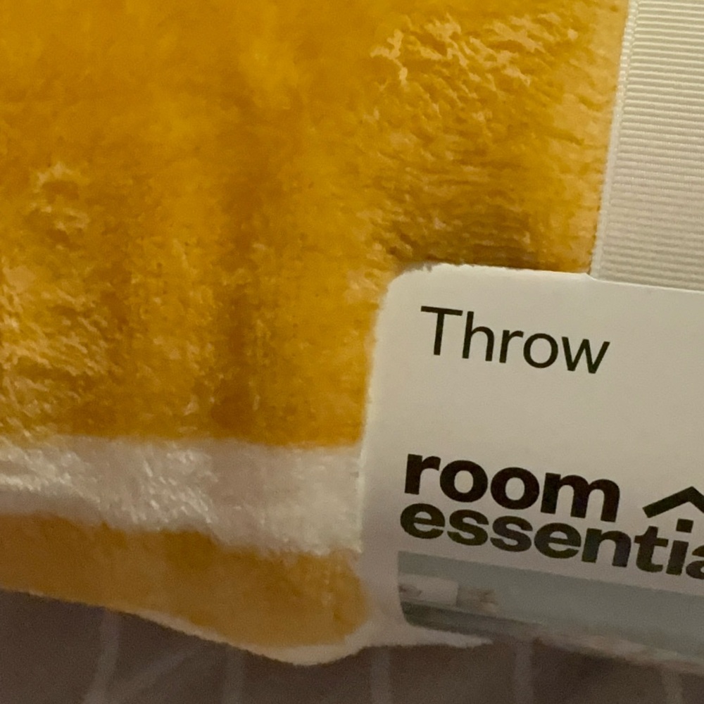 Room Essentials Golden Yellow and White Throw - Picture 3 of 4